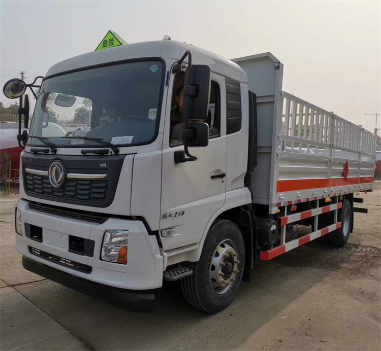 東風(fēng)天錦氣瓶運(yùn)輸車，6米8氣瓶運(yùn)輸車